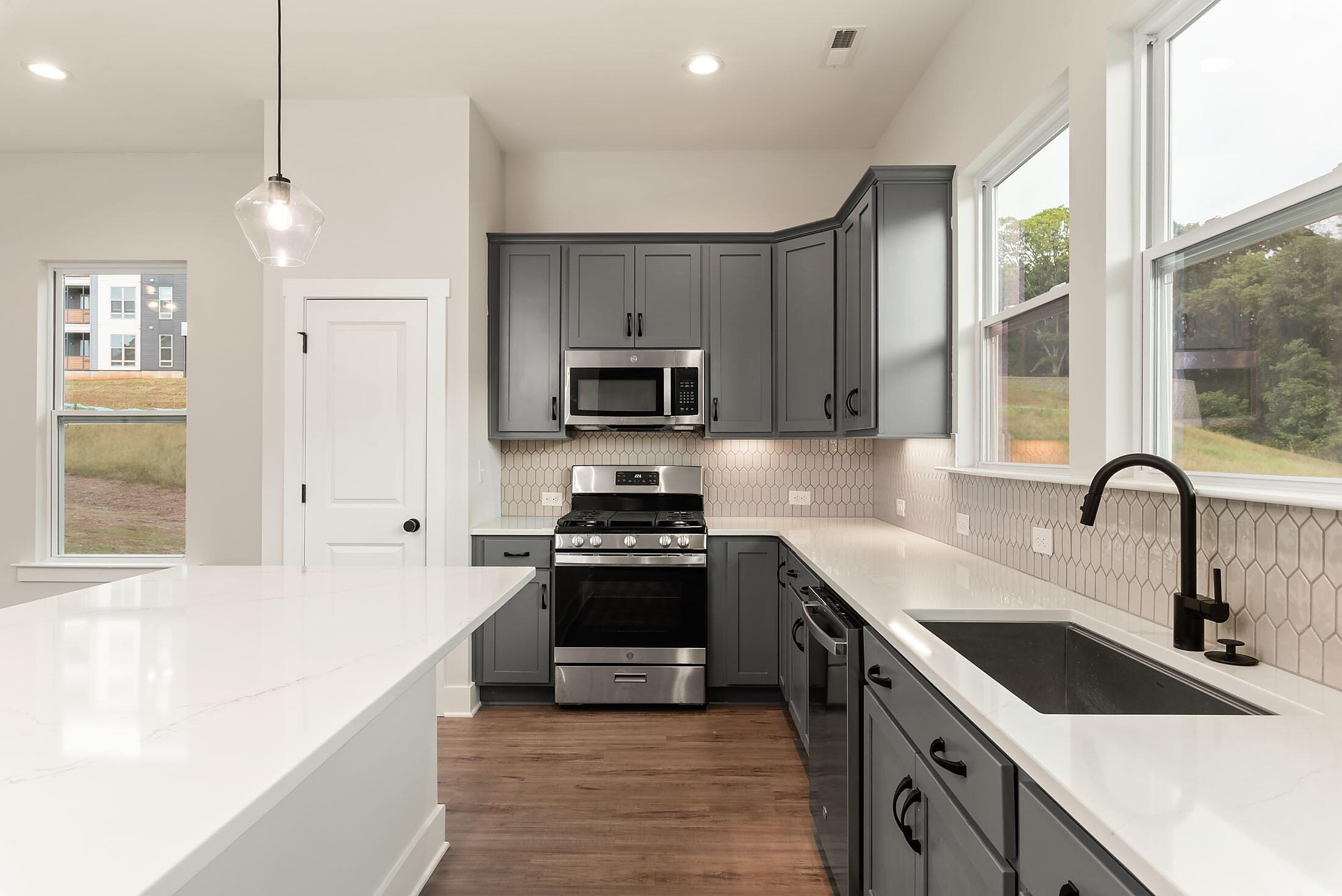 -home-empirecas-public_html-uploads-images-homes-46541-car_brx0035_100824-kit-4